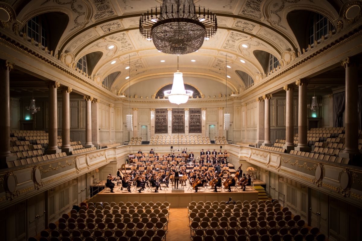 Even a Small Conductor Can Lead a Large Orchestra: How Startups Orchestrate Ecosystems