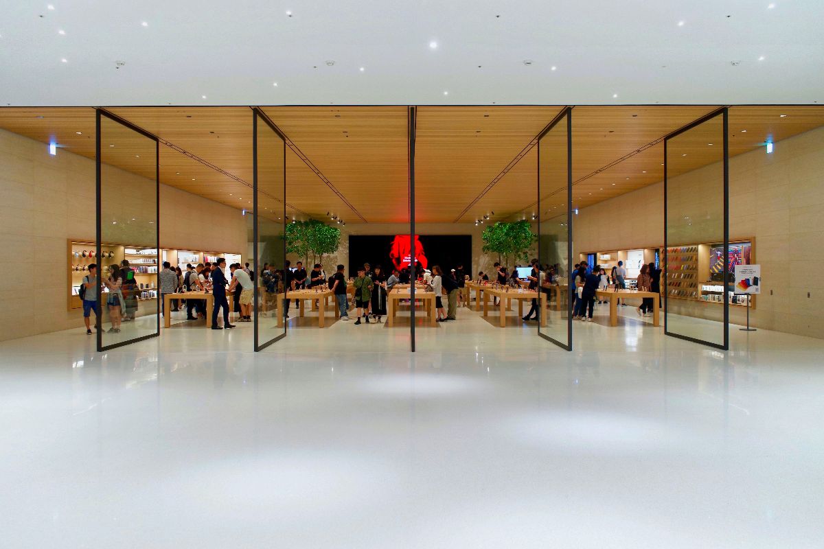 Leveraging the Physical Store to Boost Customer Value - Providing the Right Engagement at the Right Time