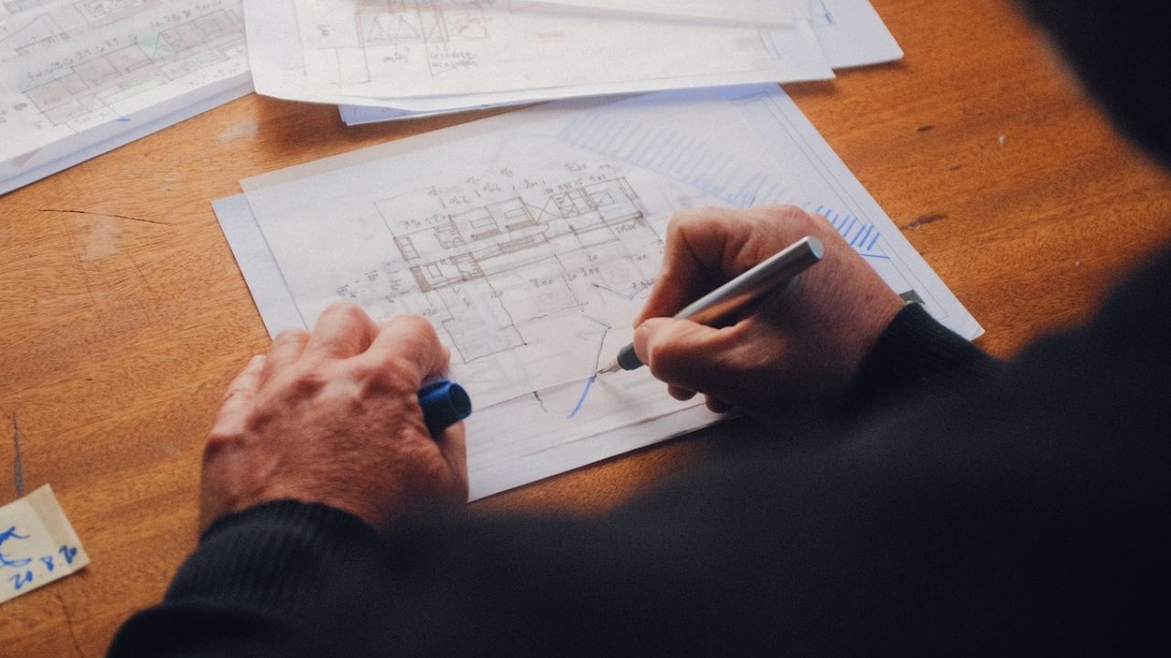 Orchestrating Human-Machine Designer Ensembles During Product Innovation